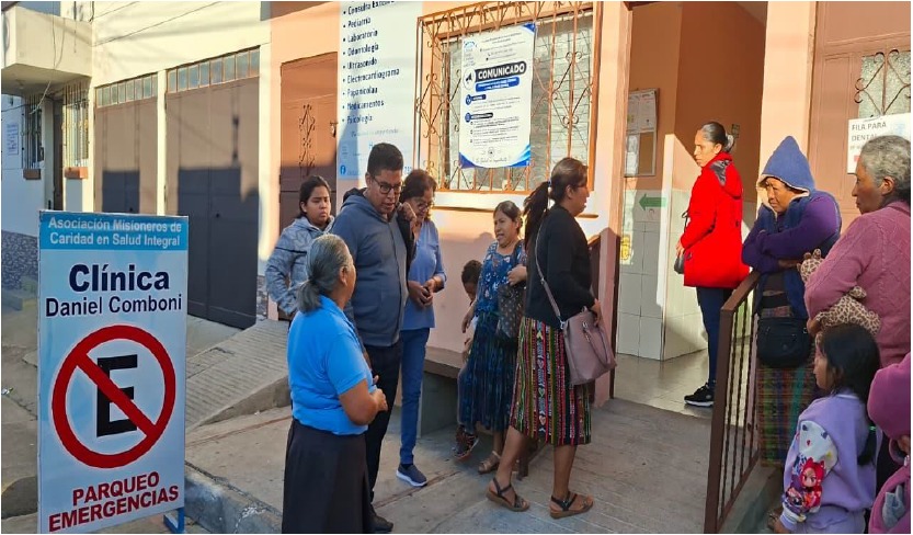 Patients arriving at the clinic in Mixco